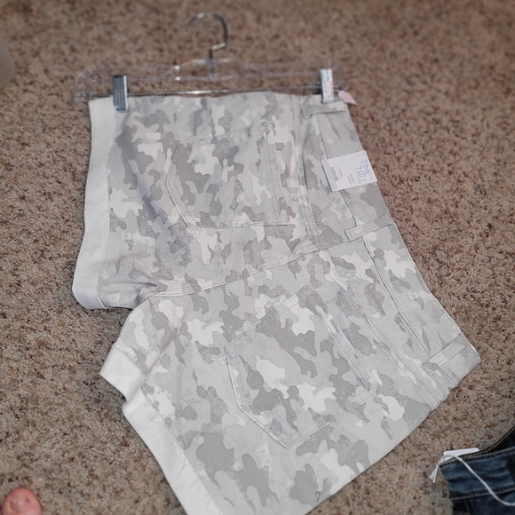 Time and Tru Relaxed Fit Mid-Rise Shorts - Picture 2 of 5